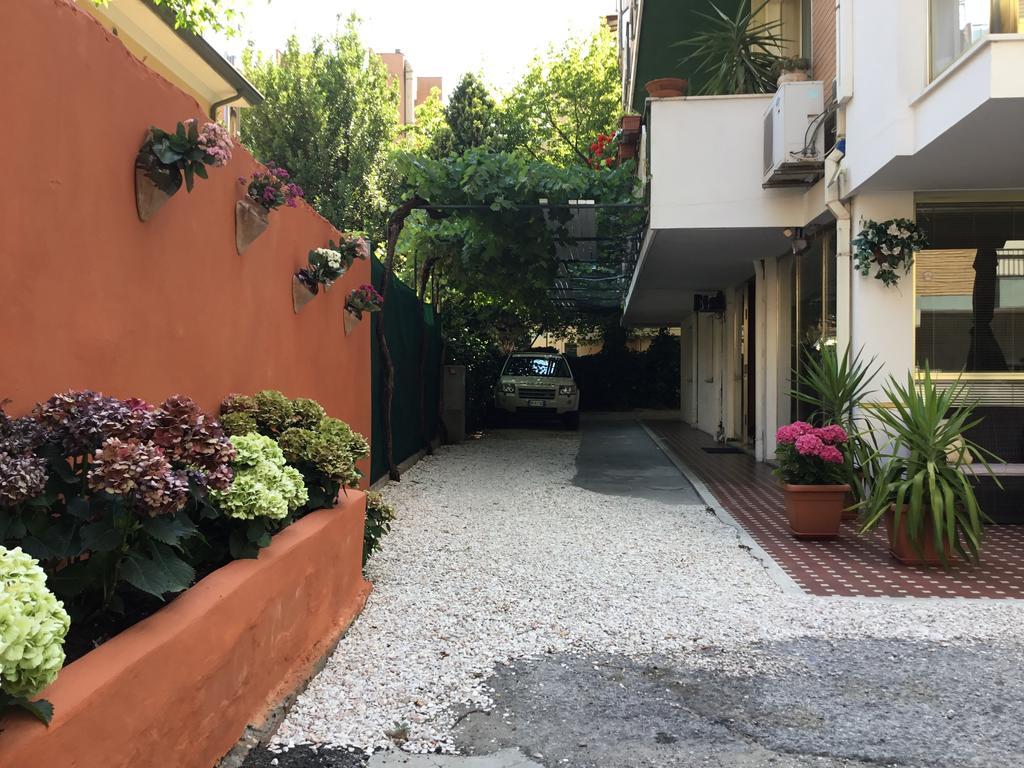 Hotel Mirella Rimini Exteriör bild