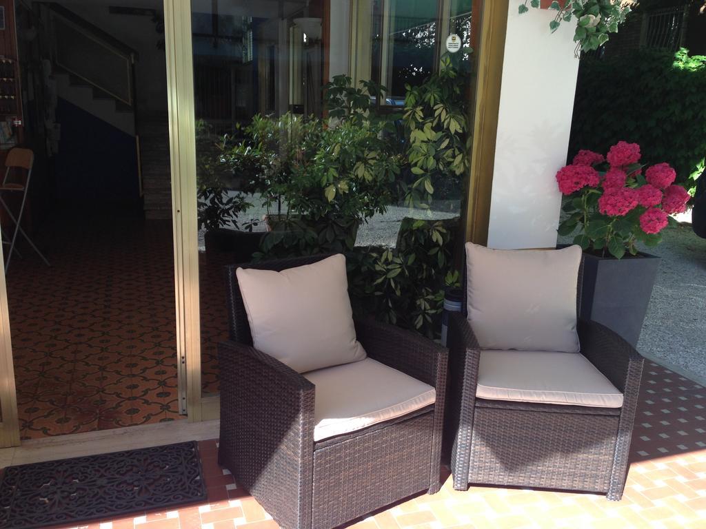 Hotel Mirella Rimini Exteriör bild